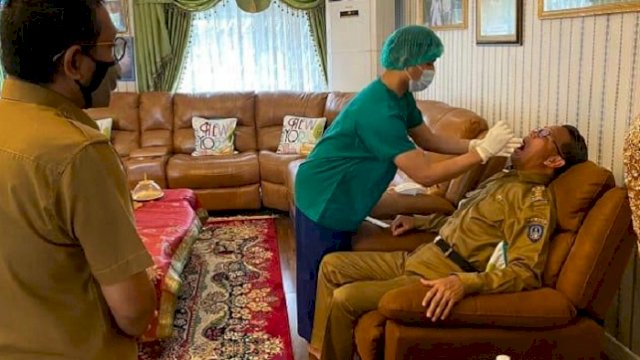 Gubernur Sulsel Nurdin Abdullah melakukan swab test PCR pada Senin (11/1/2021) dengan hasil negatif Covid-19. Ini sebagai persyaratan sebelum menjalani vaksinasi pada Kamis (14/1/2021) mendatang. Nurdin akan menjadi orang pertama di Sulsel yang divaksin.