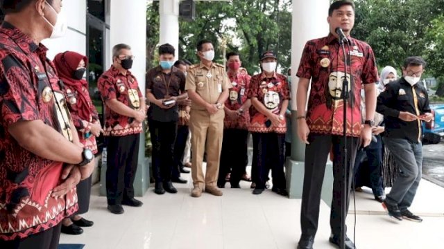 Bupati Gowa Adnan Purichta Ichsan melepas pengiriman bantuan kemanusiaan untuk korban gempa Majene dan Mamuju, Provinsi Sulawesi Barat di Halaman Kantor Bupati Gowa, Kamis (21/1).