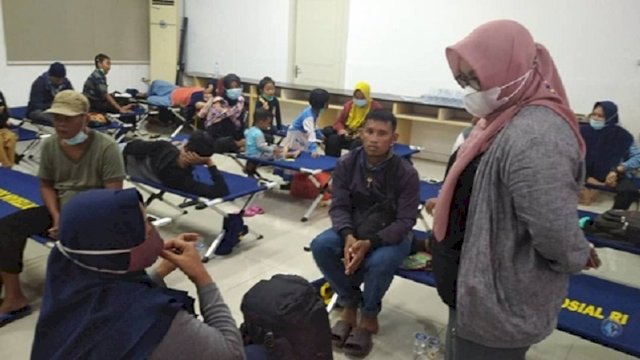 Tiba di Makassar, Puluhan Pengungsi Gempa Sulbar Ditangani Dinsos Sulsel