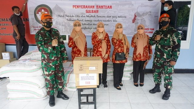 DWP Sulsel Serahkan Bantuan Untuk Korban Gempa Sulbar