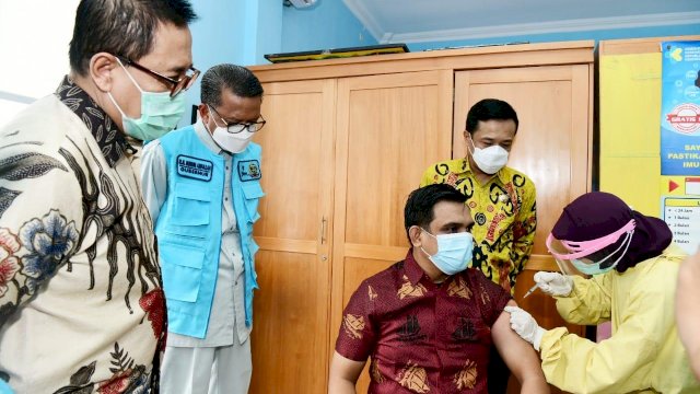 Gubernur Sulsel Nurdin Abdullah meninjau langsung proses vaksin Covid-19 bagi tenaga kesehatan di Puskesmas Jongaya Makassar, Jalan Andi Tonro, Jumat, (15/1/2021).