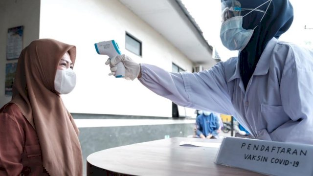 Suasana simulasi vaksinasi Covid-19 yang digelar di halaman Puskesmas Pallangga, Jumat (8/1).