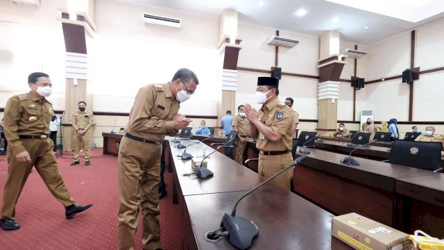 Gubernur Sulawesi Selatan, HM Nurdin Abdulah, dan Wakil Bupati Gowa H Abd Rauf Malaganni saat menghadiri Penandatanganan Nota Kesepakatan Sistem Penyediaan Air Minum Kawasan Perkotaan Mamminasata di Ruang Rapat Pimpinan Kantor Gubernur Provinsi Sulawesi Selatan, Senin (25/1/2021).