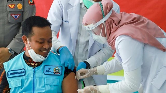 Andi Sudirman Sulaiman saat divaksin Covid-19 di RSKD Dadi, Makassar, Kamis (14/1/2021).