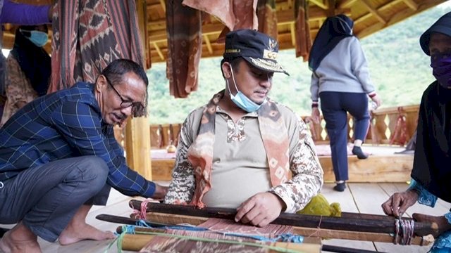 Wakil Gubernur Sulsel Andi Sudirman Sulaiman belajar menenun kain khas Rongkong di Galeri Tenun Rongkong, yang terletak di Dusun Salurnate, Desa Rinding Allo, Kecamatan Rongkong, Minggu (24/1/2021).