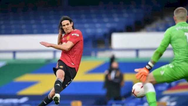 Pesepak bola Manchester United Edinson Cavani (kiri) mencetk gol ketiga ke gawang Everton pada pertandingan Liga Premier di Stadion Goodison Park, Liverpool, Inggris, Sabtu (7/11/2020). Manchester United hantam tim tuan rumah Everton dengan skor 3-1. ANTARA FOTO/Paul Ellis/Pool via REUTERS/wsj.
