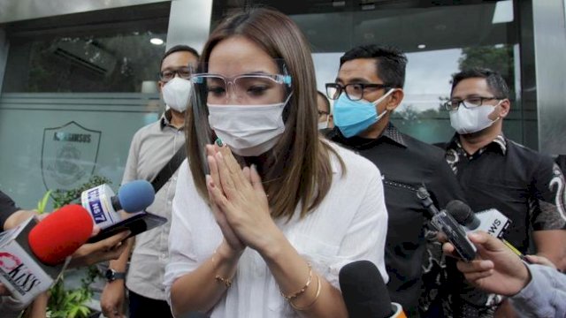 Artis Gisella Anastasia akan menjalani pemeriksaan sebagai tersangka video asusila di Polda Metro Jaya, Senin (4/1). (Foto: ANTARA/RENO ESNIR)