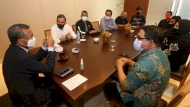 Gubernur Sulsel Nurdin Abdullah menerima kunjungan Ketua PWI Sulsel Agus Salim Alwi Hamu bersama jajaran pengurus di The Rinra Hotel, Selasa (19/1/2021).