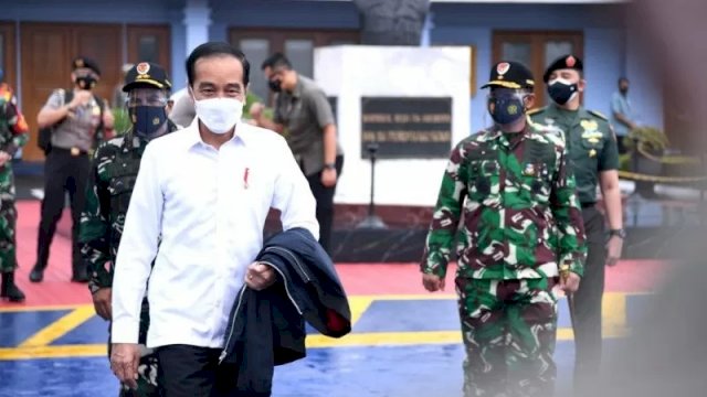 Presiden Joko Widodo di Pangkalan TNI AU Halim Perdanakusuma sebelum bertolak ke Kabupaten Mamuju, Sulawesi Barat pada Selasa (19/1) (Lukas - Biro Pers Sekretariat Presiden)