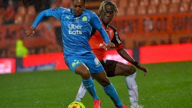 Gelandang Marseille Marley Ake (kiri) berebut bola dengan pemain belakang Lorient asal Inggris Trevoh Chalobah dalam pertandingan Ligue 1 antara Lorient dan Marseille di Stadion Moustoir Lorient pada 24 Oktober 2020. Ake (20), telah menandatangani kontrak lima musim dengan Juventus. (LOIC VENANCE / AFP)