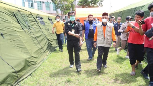 Menteri Pertanian, Syahrul Yasin Limpo (Mentan SYL) didampingi Gubernur Sulawesi Barat, Ali Baal Masdar, memantau langsung proses penanganan sekaligus menyerahkan bantuan secara simbolis kepada korban bencana gempa di Mamuju, Sulawesi Barat, Sabtu (23/1/2021).