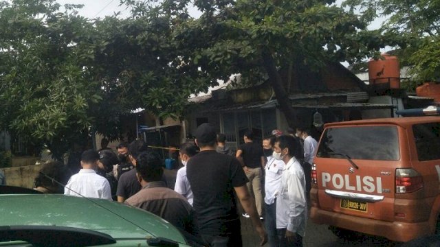Petugas berjaga-jaga di sekitar lokasi penangkapan terduga teroris di Makassar. ()