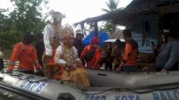 Sepasang Pengantin Naik Perahu Karet Akibat Banjir di Palopo