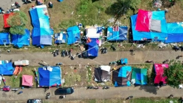 Foto aerial tenda pengungsi di kompleks Stadion Manakarra, Mamuju, Sulawesi Barat, Senin (18/1/2021). ANTARA FOTO/Sigid Kurniawan/rwa.