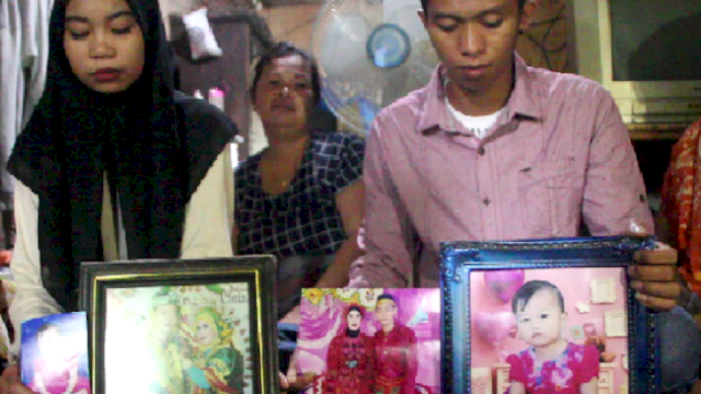Sri dan anggota keluarga korban tragedi Sriwijaya Air di Pinrang. (foto: int)