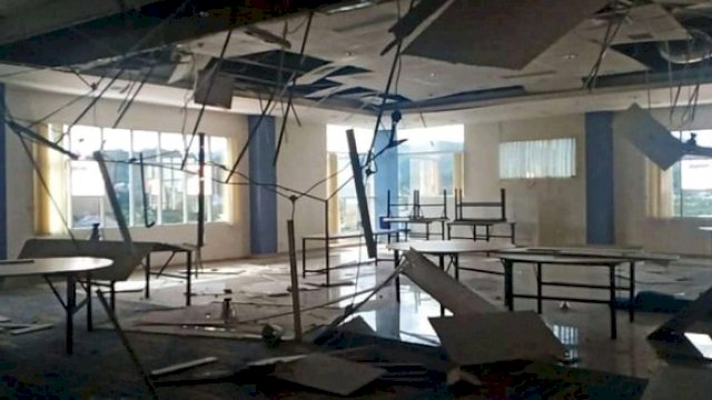 Sejumlah bangunan dan rumah warga di Majene rusak akibat gempa tersebut. (int)