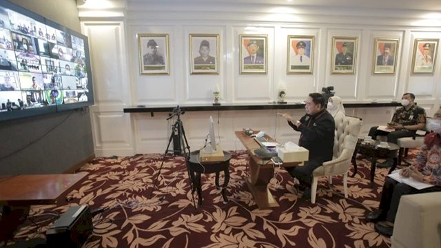 Sekretaris Daerah Provinsi Sulsel, Abdul Hayat Gani, saat mengikuti rapat koordinasi Monitoring Control for Prevention (MCP) 2021 Satgas KPK Wilayah Sulsel, yang dilaksanakan melalui virtual zoom di Baruga Lounge Kantor Gubernur, Kamis (21/1/2021).