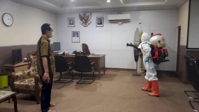 Kantor DPRD Makassar Disemprot Disinfektan, Akses Masuk hanya Satu Pintu