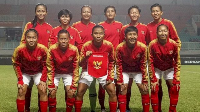 Dokumentasi - Pesepak bola timnas putri Indonesia berfoto sebelum laga persahabatan melawan Sri Lanka di Stadion Pakansari, Cibinong, Bogor, Jawa Barat, Sabtu (16/11/2019). ANTARA FOTO/Yulius Satria Wijaya/aww/aa.