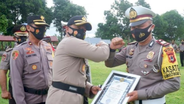 Kapolres Wajo AKBP Muhammad Islam memberikan penghargaan kepada puluhan personelnya yang berprestasi. ()