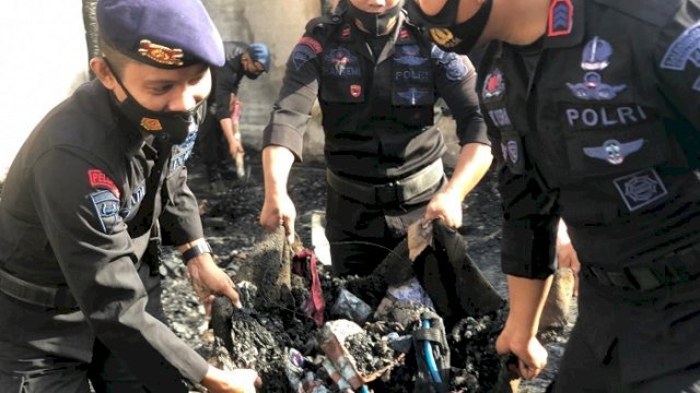 Batalyon C Pelopor Bantu Bersihkan Puing Sisa Kebakaran di Bone