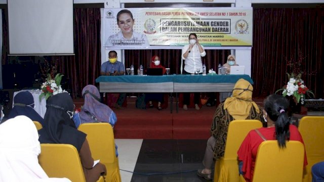 Anggota DPRD Sulawesi Selatan Debbie Purnama Rusdin kembali melakukan sosialisasi Perda Provinsi Sulawesi Selatan. Kali ini Perda No 1 Tahun 2016 tentang Pengarusutamaan Gender. ()