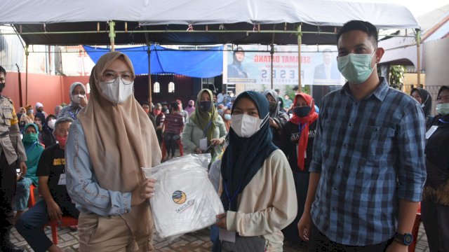 Ketua NaaDem Makassar, Andi Rachmatika Dewi serahkan Alat Pelindung Diri (APD) secara simbolis kepada Lurah Ballaparang untuk warga, Minggu (7/2/2021).