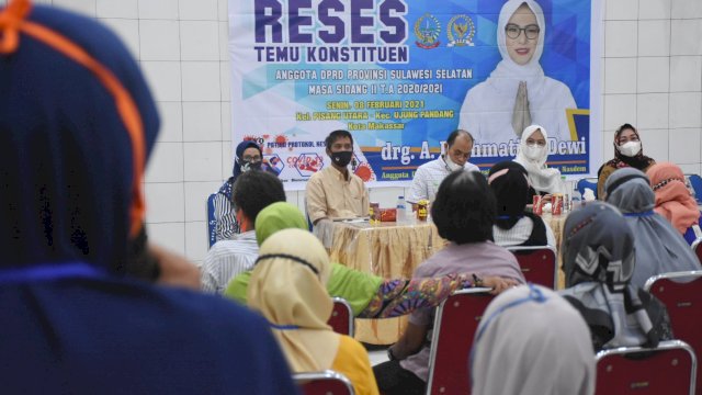 Anggota DPRD Sulsel, Andi Rachmatika Dewi mendengar keluhan warga Pisang Utara, saat reses di Gedung Jiwa, Jl Sungai Poso Makassar, Senin (8/2/2021).