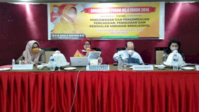 Anggota DPRD Makassar, Apiaty Amin Syam melaksanakan sosialisasi Perda Pengawasan dan Pengendalian Peredaran dan Penjualan Minuman Beralkohol, di Smile Hotel, Selasa (9/2/2021).