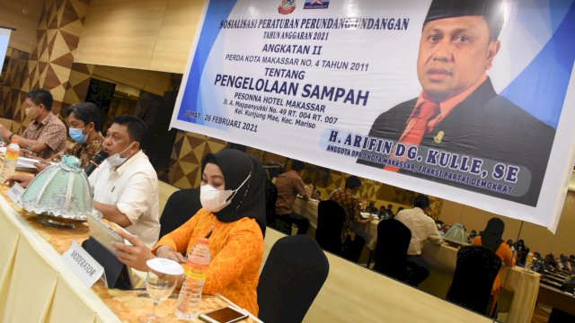 Anggota DPRD Makassar Arifin Dg Kulle sosialisasikan Perda Pengelolaan Sampah, di Hotel Pesona, Jumat (26/2/2021).