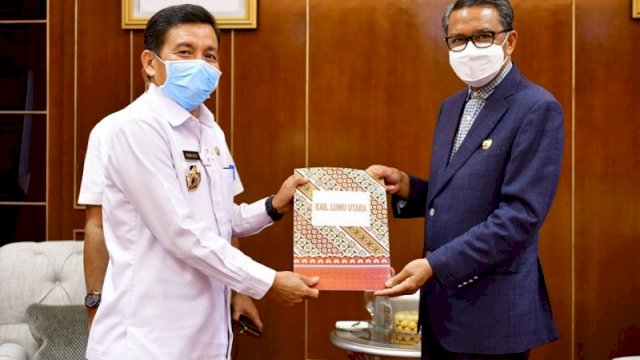 Sekretaris Daerah (Sekda) Luwu Utara, Armiadi, menerima SK sebagai Pelaksana Harian (Plh) Bupati Luwu Utara dari Gubernur Sulsel Nurdin Abdullah di Ruang Kerja Gubernur, Kantor Gubernur Provinsi Sulawesi Selatan, Jalan Urip Sumohardjo, Makassar, Rabu (17/2/2021).