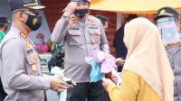 Polres Takalar Bagi 1999 Masker hingga ke Pelosok Desa