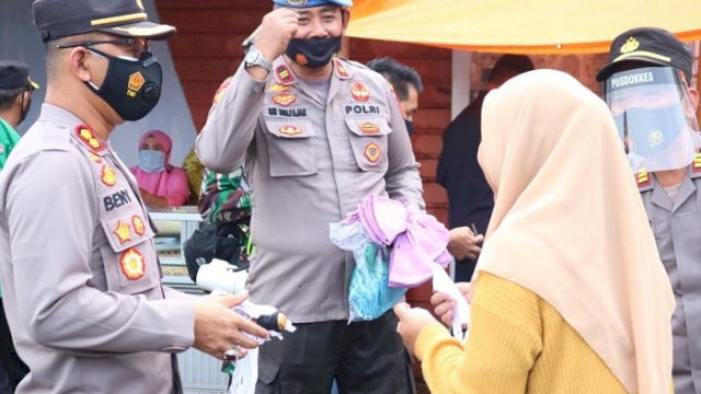 Polres Takalar Bagi 1999 Masker hingga ke Pelosok Desa