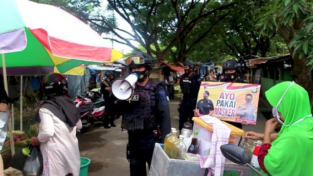 Brimob Batalyon C Pelopor Sosialisasi Prokes dan Bagi-bagi Masker