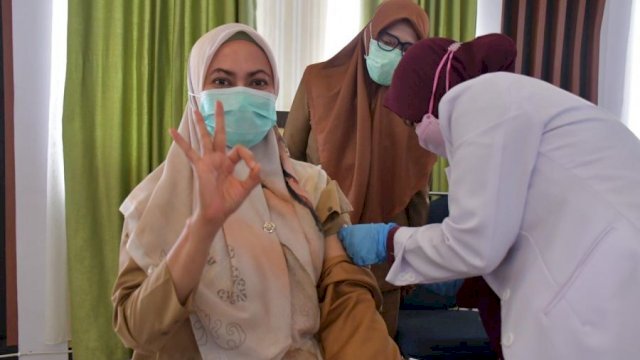 Bupati Luwu Utara Indah Putri Indriani menerima suntikan vaksin dosis kedua, di Aula La Galigo, Senin (15/2/2021).