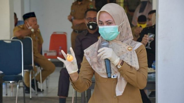 Bupati Luwu Utara, Indah Putri Indriani, saat melakukan pengundian hunian tetap, Senin (8/2/2021), di Masamba.
