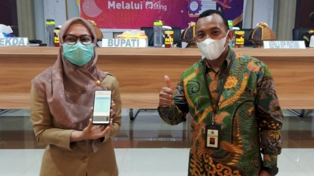 Bupati Indah Wajib Pajak Pertama Laporkan SPT Lewat e-Filing