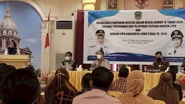 Bupati Luwu Utara Indah Putri Indriani memberikan sambutan di acara Sosialisasi Penyusunan LPPD, di Aula Grand Town Hotel, Makassar, Sabtu (27/2/2021). (foto: istimewa)