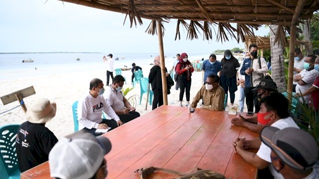 Gubernur Sulsel Nurdin Abdullah, mengunjungi objek wisata Pantai Bara, Kabupaten Bulukumba, dan menyempatkan diri berdialog dengan warga, Rabu (3/2/2021). 