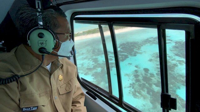 Dokumen: Gubernur Sulsel Nurdin Abdullah saat melakukan kunjungan ke daerah dengan menggunakan helikopter. ()