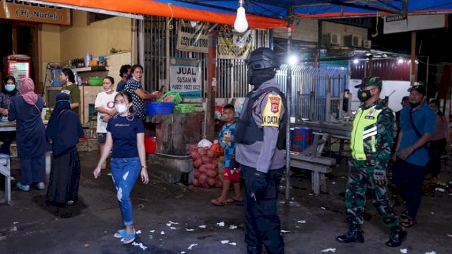 Petugas gabungan menggelar patroli penegakan protokol kesehatan, Sabtu (20/2/2021) malam. ()
