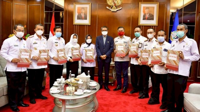 Gubernur Sulsel Nurdin Abdullah menyerahkan SK kepada 10 sekda untuk menjabat sebagai pelaksana harian bupati yang diperkirakan hingga akhir Februari. ()