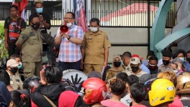 Wakil Ketua DPRD Sulsel Ni&rsquo;matullah Erbe saat menerima para suporter PSM Makassar di depan Gedung DPRD Sulsel, Selasa (9/2/2021). (int)