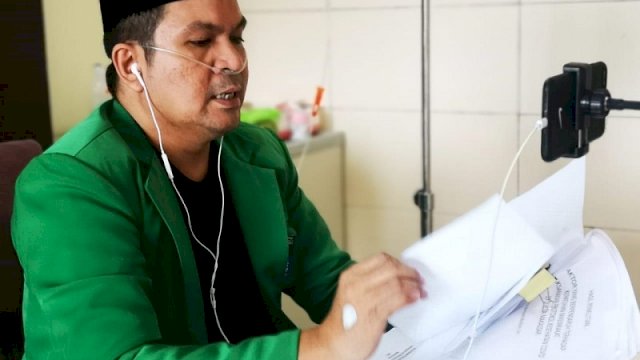 UJIAN. Dr Wachyudi Muchsin SH mengukuti ujian program Magister Kesehatan Pascasarjana (S2) Universitas Muslim Indonesia (UMI) Makassar via Zoom meeting di PCC RSUP Dr Wahidin Sudirohusodo Makassar, Kamis (4/2/2021). foto: istimewa