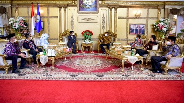 Kepala Kanwil Kemenag Sulawesi Selatan KH. Khaeroni dan rombongan berkunjung ke Rumah Jabatan Gubernur Sulsel di Jalan Sungai Tangka No.31, Sabtu (20/2/2021).