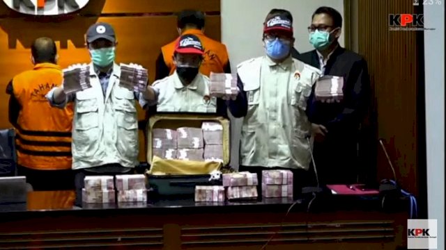 Petugas KPK memperlihatkan barang bukti sejumlah uang yang diduga terkait kasus dugaan suap dan gratifikasi. ()