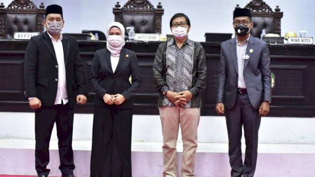 Pasangan Bupati-Wabup Luwu Utara terpilih, Indah-Suaib, saat menghadiri Rapat Paripurna Pengumuman Pengesahan di DPRD setempat. ()