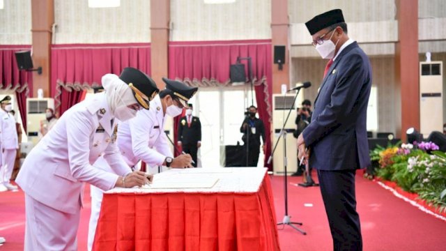 Indah Putri Indriani dan Suaib Mansur saat dilantik sebagai Bupati dan Wakil Bupati Luwu Utara oleh Gubernur Sulsel, Nurdin Abdullah.