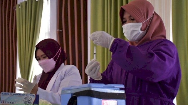 Pelaksanaan vaksinasi Covid-19 tahap pertama dosis kedua, Senin (15/2/2021), di Aula La Galigo Kantor Bupati.
