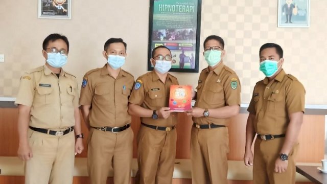 Kabag Organiasi Setda Luwu Utara, Muhammad Hadi, saat memperlihatkan buku Top 30 Inovasi Pelayanan Publik Sulsel.